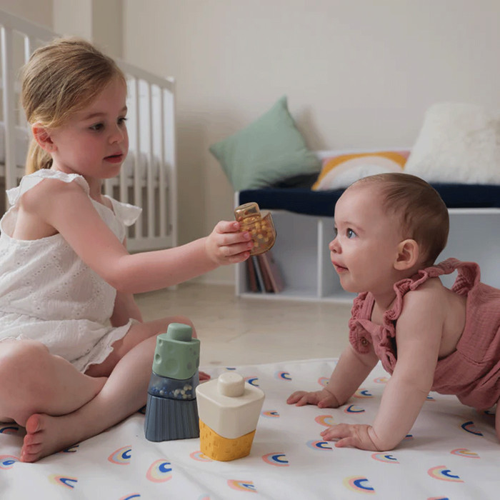 Miminko drží senzorickou hračku